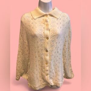 Vintage 1970’s cream colored lace knit cape with pockets.